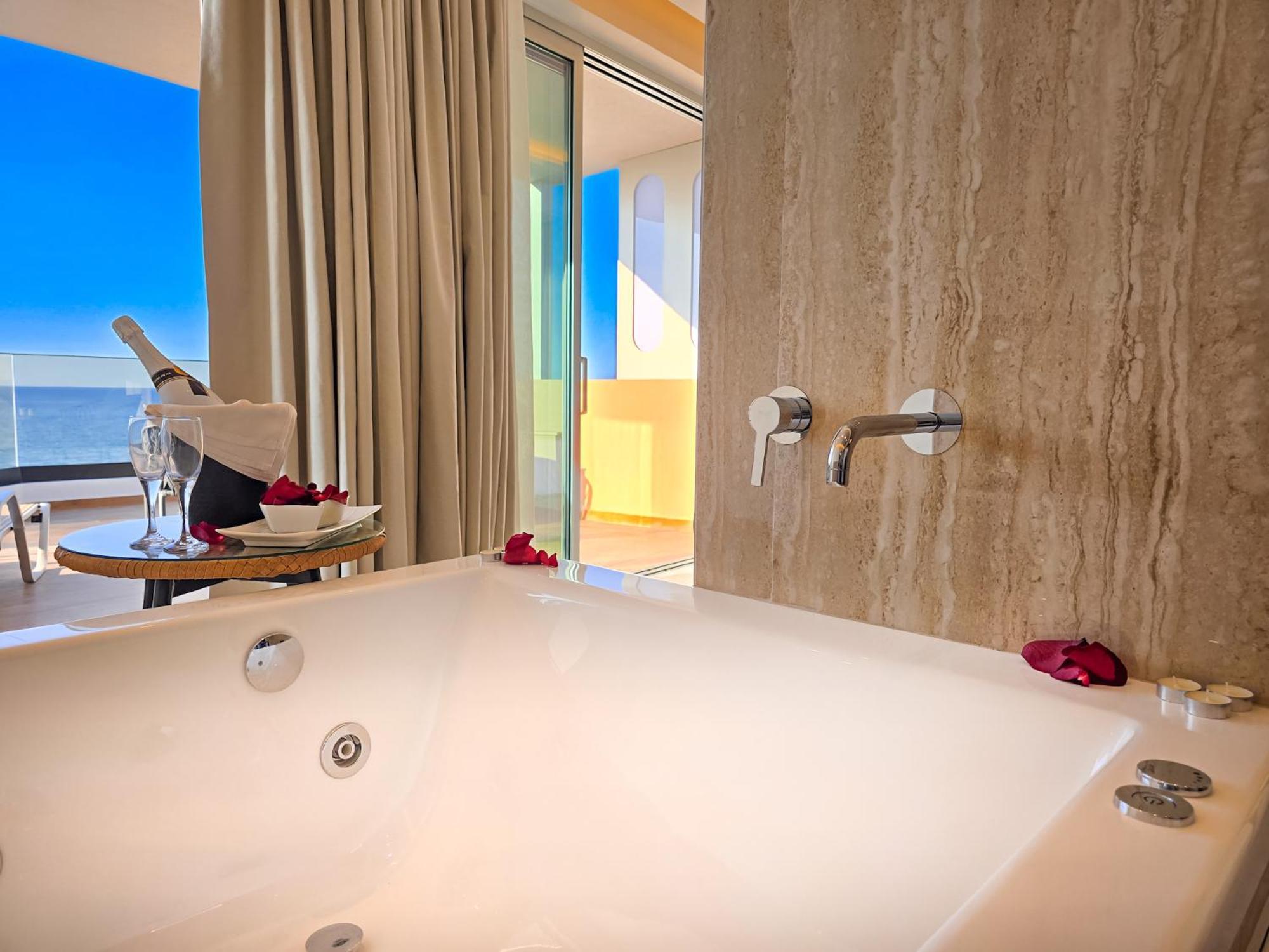 Theo Aparthotel 3*
